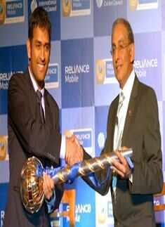 Mahendra Singh Dhoni, Haroon Lorgat