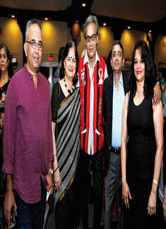 Socialites attend dinner party