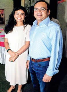 Socialites attend dinner party