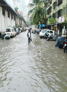 Heavy rains lash Mumbai