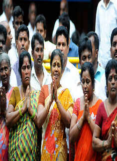 Jayalalithaa in hospital, AIADMK workers pray