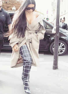 Kim Kardashian held at gunpoint