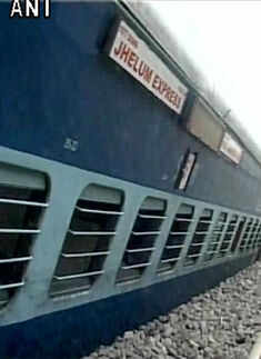 Jhelum Express derails in Punjab