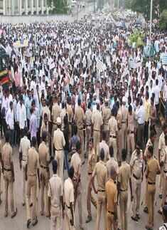 Lathicharge at Fadnavis's Cabinet meeting