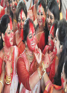 Bengalis paint town red with 'sindur khela'