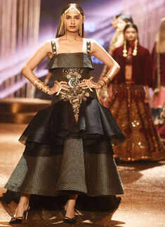 AIFW SS &lsquo;17: Day 5: JJ Valaya