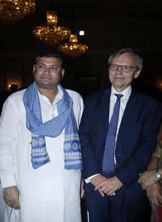 Nils&rsquo; welcome dinner party