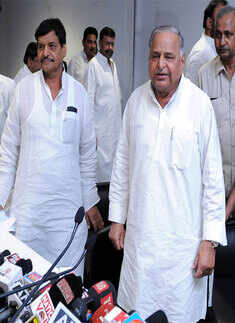 SP sacks Akhilesh aide Pawan Pandey