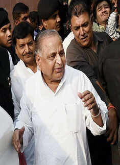 SP sacks Akhilesh aide Pawan Pandey