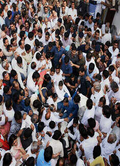 Rahul, Kejriwal attend ex-jawan's funeral