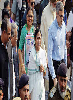 Mamata leads protest march on currency ban