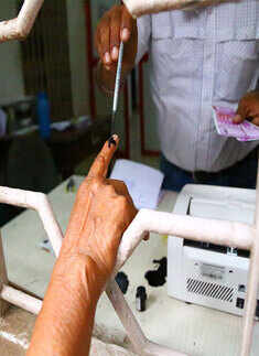 Demonetization: Banks start using indelible ink