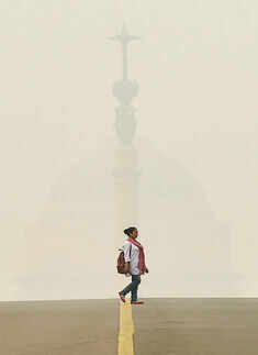 Dense fog envelops Delhi