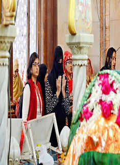 Women enter Haji Ali Dargah after 5 yrs