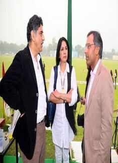 Neena Gupta with husband Vivek Mehra (L) and Manish Periwal