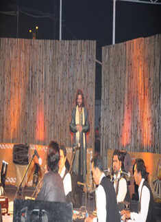 Hans Raj performs at Delhi fest