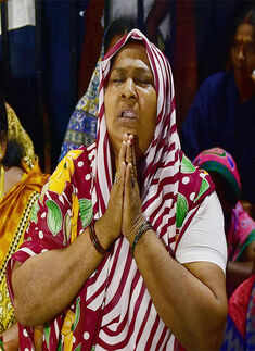 Supporters pray for Jayalalithaa's recovery