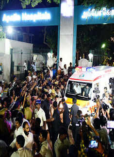 Lakhs of people pay homage to Jayalalithaa