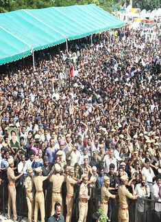 Lakhs of people pay homage to Jayalalithaa