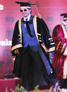 SRK receives honorary doctorate for promoting Urdu