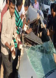 Car carrying liquor meets with an accident, crowd loots liquor