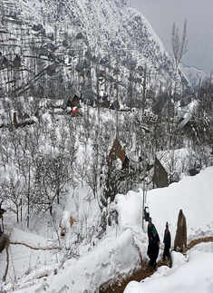 Rains, fresh snowfall throw life out of gear in J&K