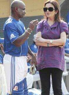 Sanath Jayasurya talks with team owner Neeta Ambani