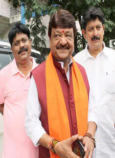 BJP leader assaults SRK, says crowds will come to see Dawood too