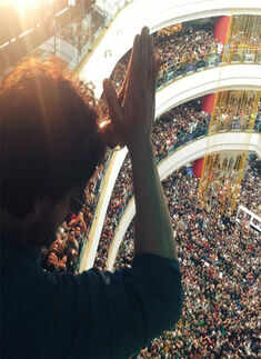 Sea of fans going crazy for SRK in Pune