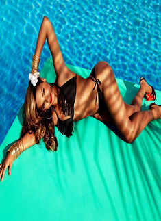 Beyonce flaunts baby bump, pregnant with twins