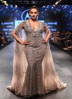 LFW '17: Day 3 - Moto R presents Falguni Shane Peacock