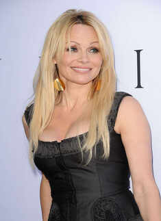 Pamela Anderson dating Wikileaks founder?