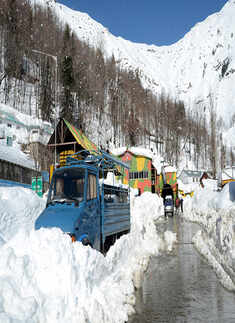 Kashmir Valley sees widest whiteout in 25 years