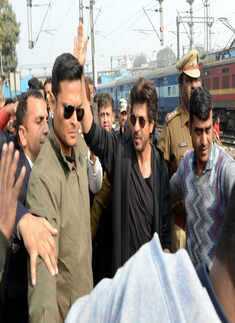 FIR against SRK for allegedly rioting, damaging rly property