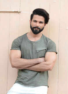 Shahid, Varun, Kangana support cancer survivors