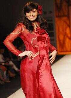 Pooja Chopra walks for Meera and Muzaffar Ali