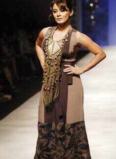 Stars sashay at WIFW '10