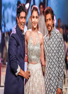 Shahrukh Khan, Anushka Sharma and Manish Malhotra at Mijwan Summer 2017