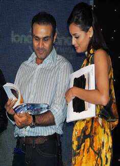 Dia Mirza with cricketer Virender Sehwag 