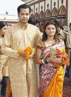 Rahul, Dimpy visit temple