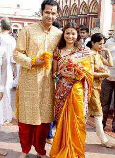 Rahul, Dimpy visit temple