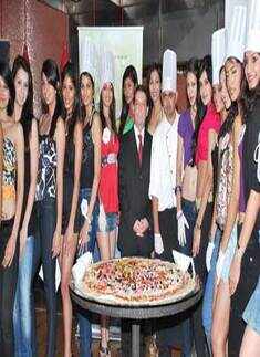 PFMI'10 finalists make giant pizza