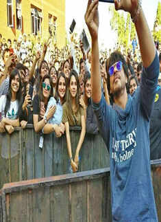 FUNNY! "Women have lovely long nails, and their love hurts&rdquo; says SRK on hiring lady bodyguards