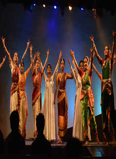 Students of late actress Ashwini Ekbote paid tribute to her