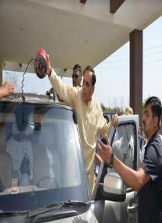 Political bigwigs remove red beacon light