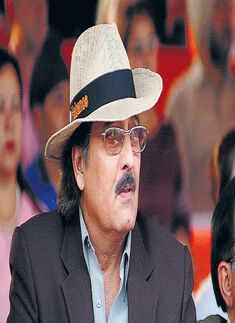 Vinod Khanna dies of Cancer