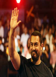 Aamir Khan waving