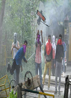 Srinagar&rsquo;s college turns battleground as students clash with cops