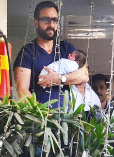 Saif holding Taimur