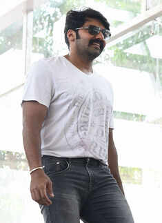 Arya arriving at Anna Nagar metro station